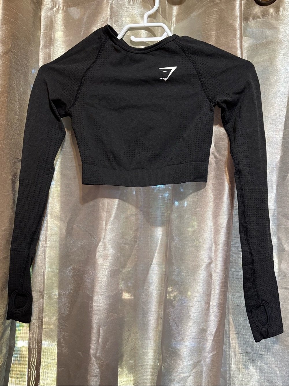 Gymshark Long-Sleeve with thumb holes Cropped Performance top XS